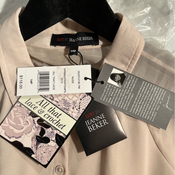 This Jeanne Beker size 14P, 100% polyester with buttons going down the front - Picture 8 of 10